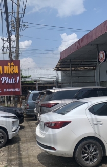 Không gian bên ngoài bãi đỗ xe hơi