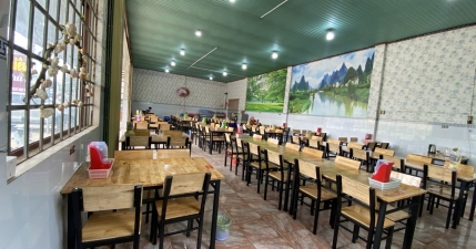 Không gian quán của Cơm Niêu Phú Linh