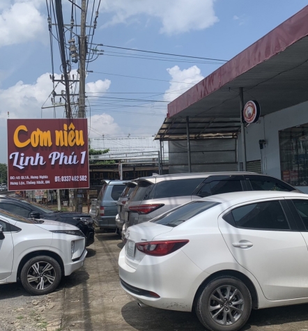 Không gian bên ngoài bãi đỗ xe hơi